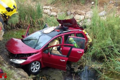 Los Bomberos han tenido que excarcelar el conductor, que ha quedado atrapado al caer en una acequia en Tortosa.