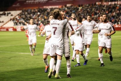 Els jugadors de l'Albacete celebren un dels dos gols.