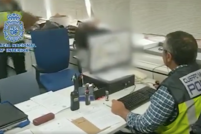 Imatge d'arxiu d'una agent de  la policia inspeccionant