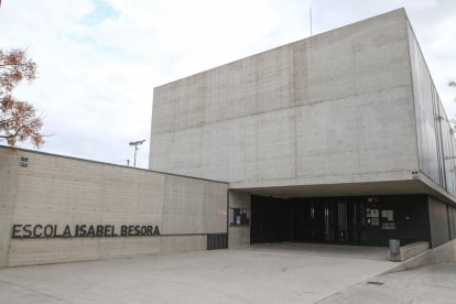 Una imagen de archivo del acceso principal a la Escola Isabel Besora.