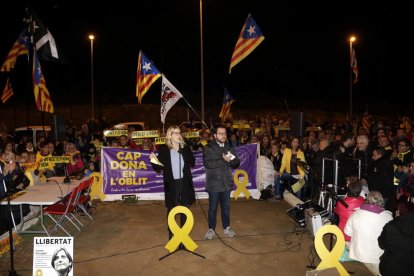 El vicepresident del Govern, Pere Aragonès, i la consellera de la Presidència, Elsa Artadi, intervenint en l'acte unitari a les portes de la presó de Mas d'Enric.