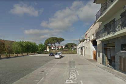 El accidente laboral mortal se produjo en el taller mecánico situado en la calle Germans Nebot de Riudoms.