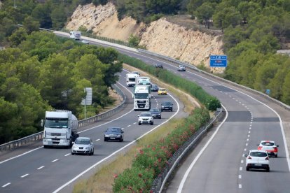 Pla general de trànsit per l'autopista AP-7 a l'altura de l'Ametlla de Mar.