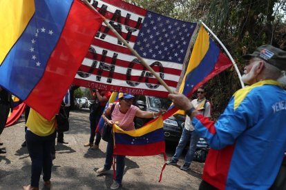 Un grup de veneçolans discuteix amb un simpatitzant de Nicolás Maduro.