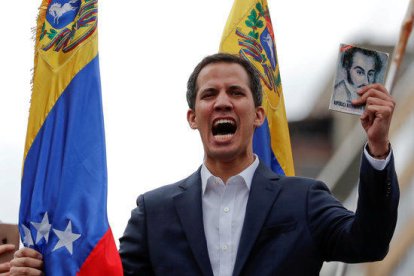 Juan Guaidó, president de l'Assemblea Nacional de Veneçuela, amb una còpia de la Constitució del país durant una manifestació contra el govern de Nicolás Maduro a Caracas.