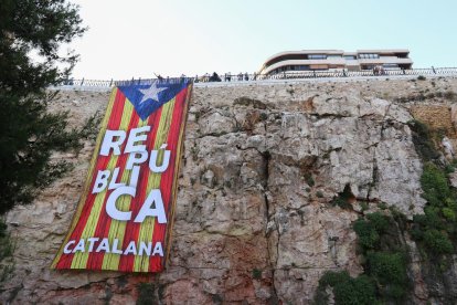 La estelada que fue paseada durante la Patum de Berga, ayer tarde en el Balcó del Mediterrani.