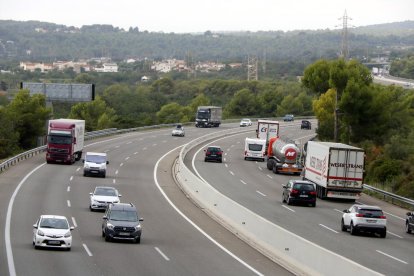 Pla general de camions i turismes circulant per l'AP-7 al Tarragonès.