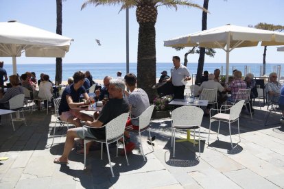 Imatge d'arxiu de turistes en un bar de Platja d'Aro.