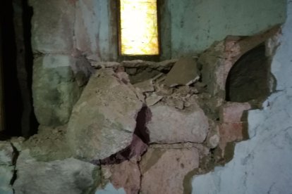 Imatge de l'esquerda a l'església de Santa Maria de Siurana causada per un llamp.