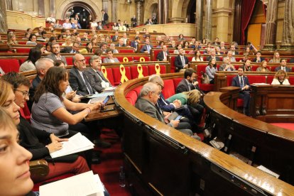 Plano general de un momento del pleno en el Parlament este martes 2 de octubre.