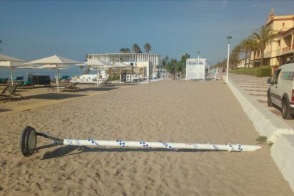 Se hizo caer al suelo una farola en el paseo Marítimo a la altura del Sanatorio.