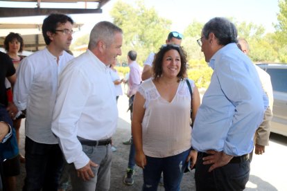 El president de la Generalitat, Quim Torra, el delegat del Govern a l'Ebre, Xavier Pallarés, amb l'alcalde de Flix, Francesc Barbero i la regidora Norma Pujol al centre operatiu a Vinebre.