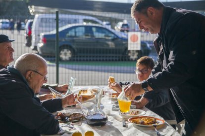 Una família degustant l'oli nou amb pà i llonganissa