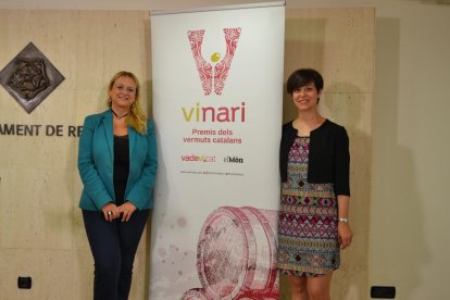 La concejala de Turismo y Proyección de Ciudad, Montserrat Caelles, y la directora de los Premis Vinari, Eva Vicens, en la rueda de prensa de presentación de los cuartos Premis Vinari.