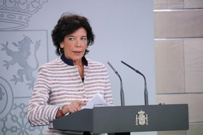 La portaveu del govern espanyol, Isabel Celaá, en roda de premsa a La Moncloa.