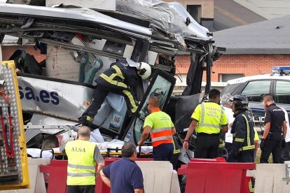 El vehículo ha chocado contra un pilar de cemento de un viaducto.