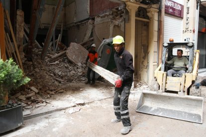 Les obres, iniciades el mateix divendres, van aturar-se dissabte per no afectar l'activitat comercial.