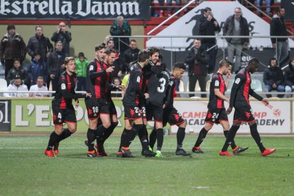 Els futbolistes celebren la victòria aconseguida davant el Sevilla Atlético amb dos gols després del descans.