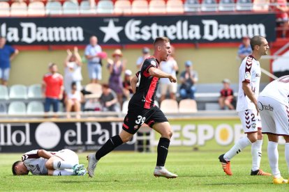 Ruben Enri després de marcar un gol, en un partit d'aquest temporada a l'Estadi Municipal.