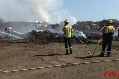 Imatge dels Bombers treballant en l'incendi d'una pila de restes de poda a Botarell.