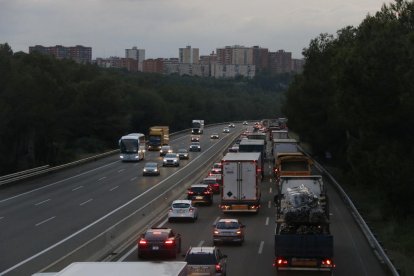 Retencions a l'AP-7 al seu pas per Tarragona per la marxa lenta dels transportistes l'11 d'octubre de 2018.