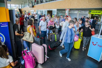 Turistes a les instal·lacions a primera hora de la tarda.