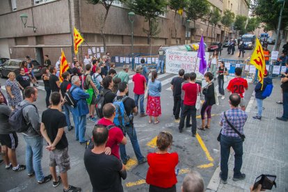 Una cincuentena de personas se han concentrado a la