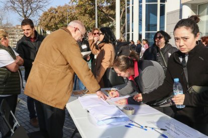 La recogida de firmas se realizó en las puertas del hospital ligero.