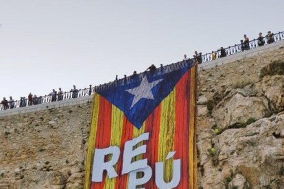 La estelada colocada en el Balcó del Mediterrani.