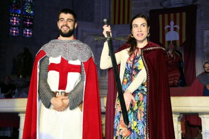 Txell Bonet, pareja de Jordi Cuixart, mostrando la espada de honor, al lado del caballeroImagen del 29 de abril del 2018