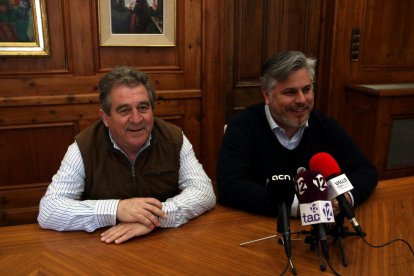 Plano abierto de los alcaldes Montblanc y de Valls, Josep Andreu y Albert Batet, en la rueda de prensa.