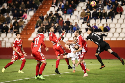 Imatge de diversos jugadors del Nàstic durant el partit d'aquest divendres al Carlos Belmonte.