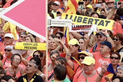 Els manifestants reclamen llibertat pels presos polítics durant la manifestació de la Diada aquest 11 de setembre del 2018.