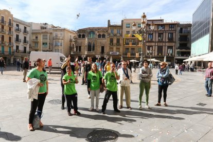 Imatge de la protesta de la PAH d'ahir al matí davant de l'Ajuntament de Reus.