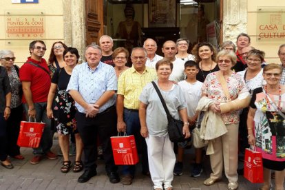 Premiats posant amb l'alcalde de l'Arboç, Joan Sans.