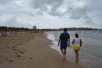 La playa de Llevant de Salou –una de las más concurridas durante toda la temporada– ayer a primera hora de la tarde.