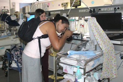 L'organització 'Dits Petits' capta imatges, voluntàries, dels nounats hospitalitzats.