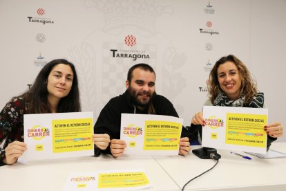 Els membres de l'assemblea local de la CUP de Tarragona i la regidora Laia Estrada, durant la presentació.