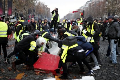 Imagen dp'arxiu de manifestantes 'chalecos amarillas' haciendo una barricada en las calles de París.