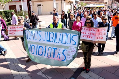 Pla general de manifestants portant cartells reivindicatius sobre les pensions a la sortida de la marxa pel centre d'Amposta. Imatge del 30 d'abril de 2018