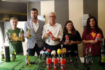 El alcalde de Tarragona, Josep Fèlix Ballesteros, en una fotografía de familia durante la presentación del barrilete de las fiestas 2018 y la nueva edición de la botella de Chartreuse de Santa Tecla.