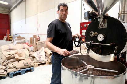 La màquina de torrar cafè del Joan Serrat és una rèplica actualitzada d'un aparell dels anys 40.