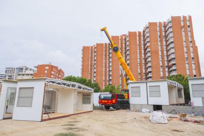 Una grúa colocando los módulos en el Instituto.