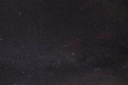 Imagen de Plaza Mayor de Prades a oscuras con el cielo estrellado