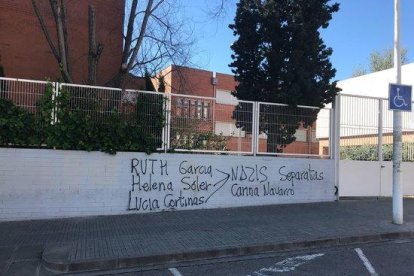 Imagen de las pintadas que han aparecido a l'IES El Palau de Sant Andreu de la Barca este lunes 30 de abril de 2018.