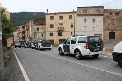 Vehicles de la Guàrdia Civil, passant per Cabra del Camp, el passat 1 d'octubre de 2017.