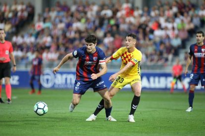 Sergio Tejera, durant una acció en el duel que va disputar el Nàstic a l'Alcoraz.