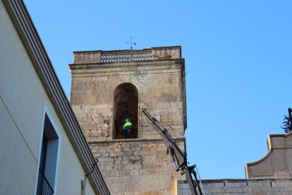 Els operaris arranjant la campana coneguda com a Jacoba, durant el passat mes de gener.