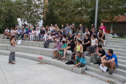 Imatge dels assistents a la reunió d'aquest dilluns, celebrada a la plaça del Velòdrom.