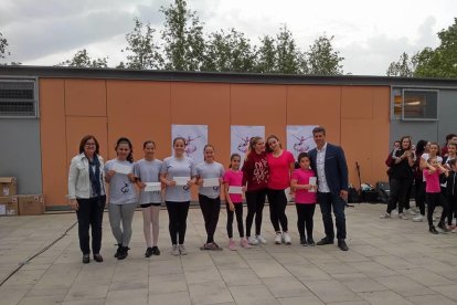 El consistorio entregó las becas a las ocho bailarinas en el Parque del Pinaret en el marco del Día mundia de la Danza.